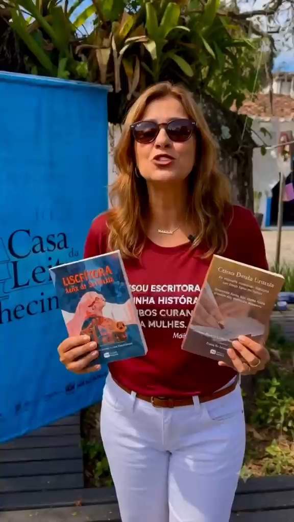 Graça Duarte com livros na Casa da Leitura, em Paraty