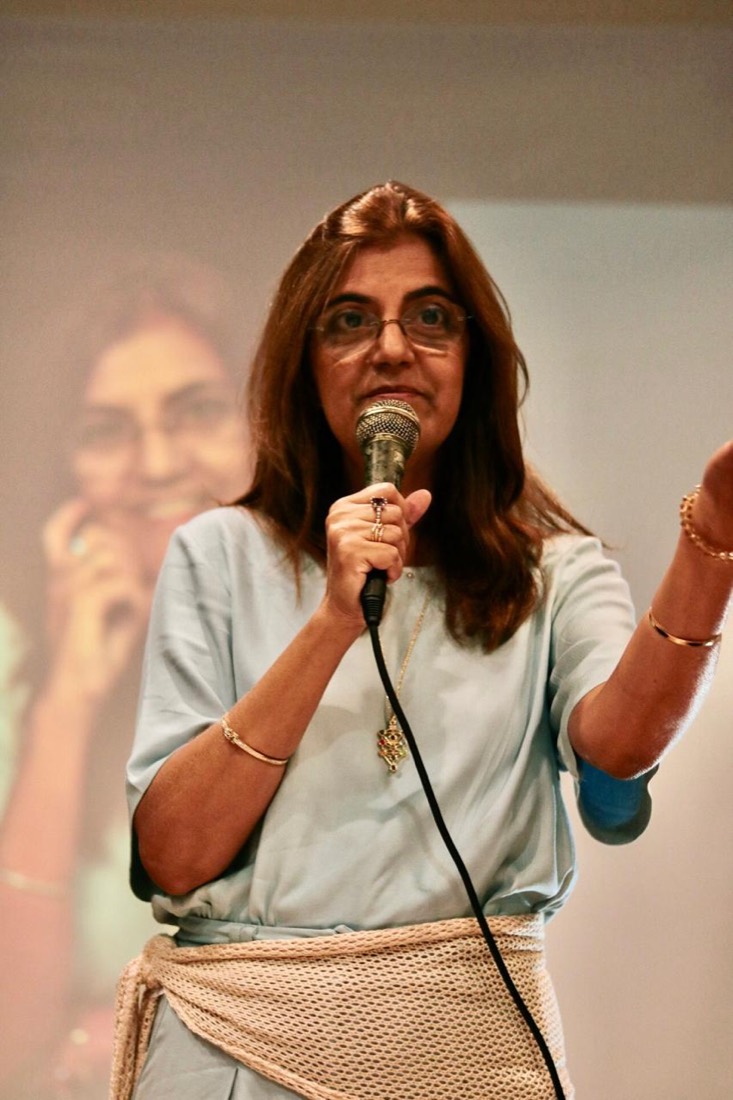 Graça Duarte falando ao microfone em uma palestra