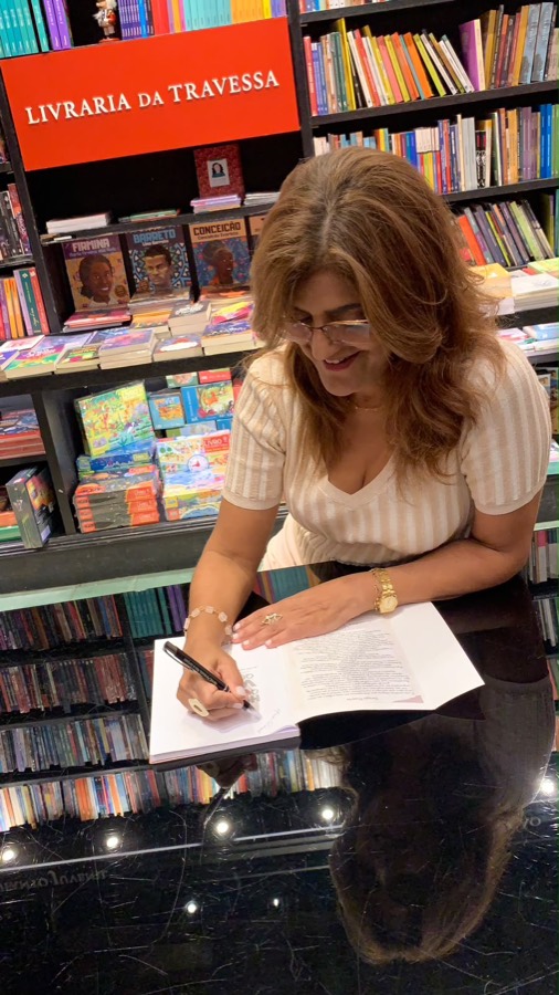 Graça autografando livro na Livraria da Travessa