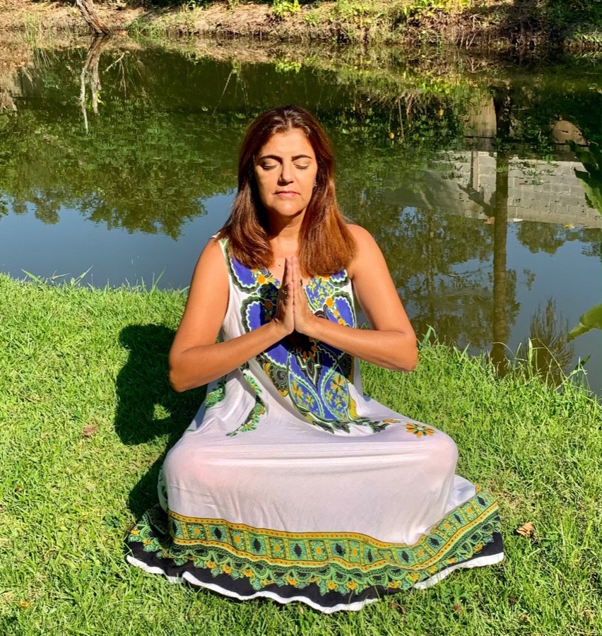 Graça meditando ao ar livre