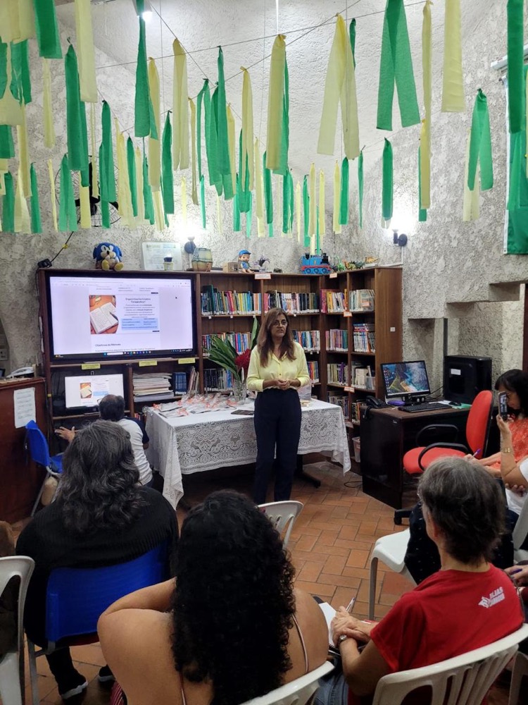 Graça Duarte conduzindo oficina de escrita na Biblioteca Municipal de Copacabana