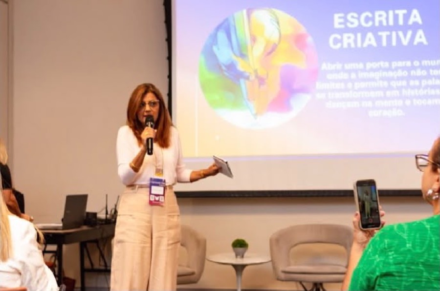 Graça Duarte apresentando sobre escrita criativa para uma plateia