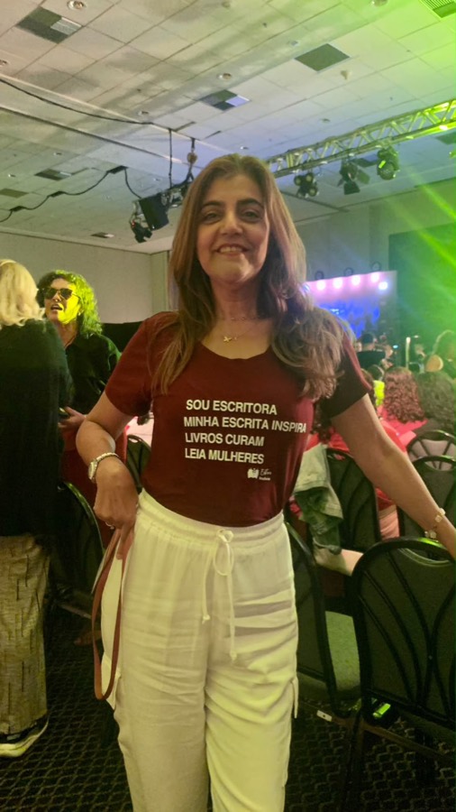 Graça com camiseta Sou Escritora em evento da Editora Imulheres